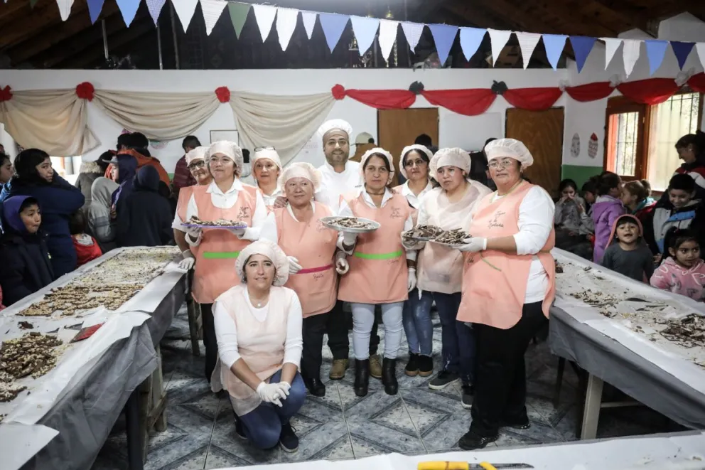 En el Pilar II elaboraron y compartieron con la gente una barra de chocolate de 12 metros