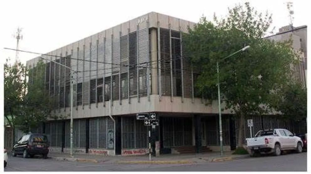 Le chocaron el auto en la puerta de su casa: la aseguradora la culpó por estacionar muy lejos del cordón