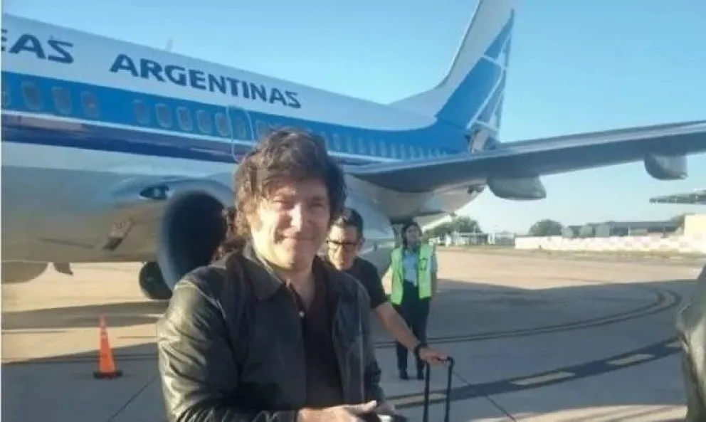 Estallaron las redes contra Milei por usar los pasajes de Aerolíneas Argentinas para su campaña presidencial 