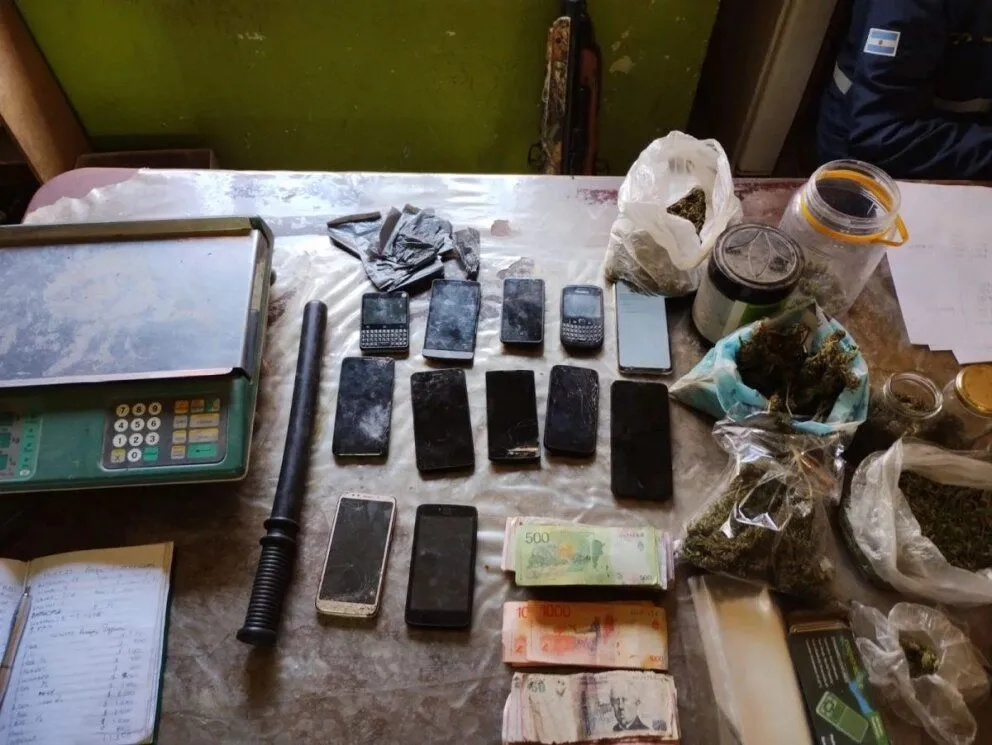 Desbarataron 6 “kioscos” de droga en Roca y Cipolletti: secuestraron cocaína, marihuana y más de $2 millones