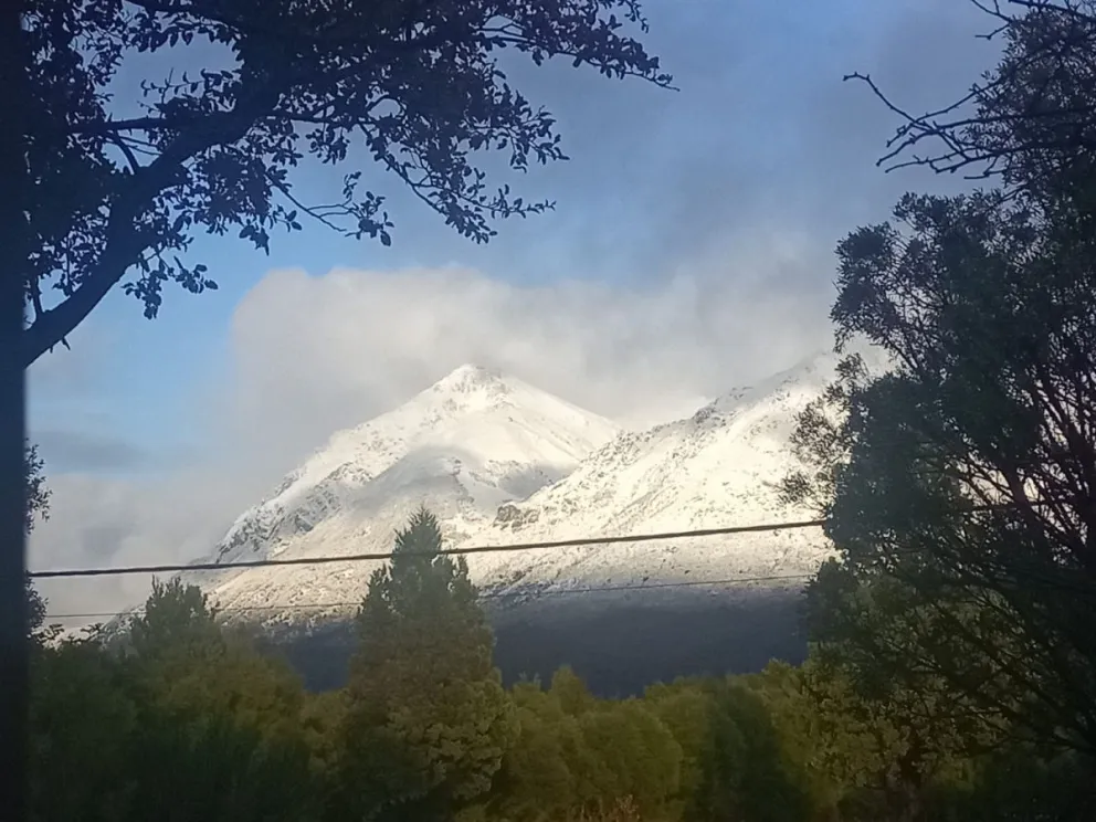 Hermosa postal barilochense: nevó en los cerros y quedaron pintados de blanco
