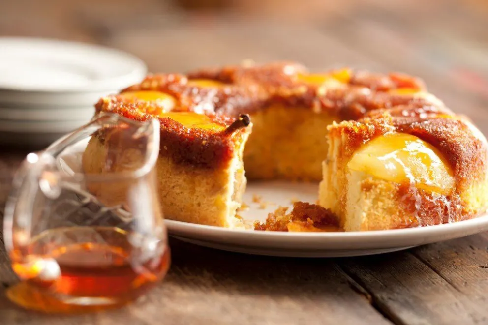 Ideal para el domingo: torta caramelizada de peras