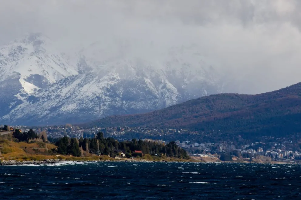 Los colores del otoño y la nieve se fundieron en una hermosa postal barilochense