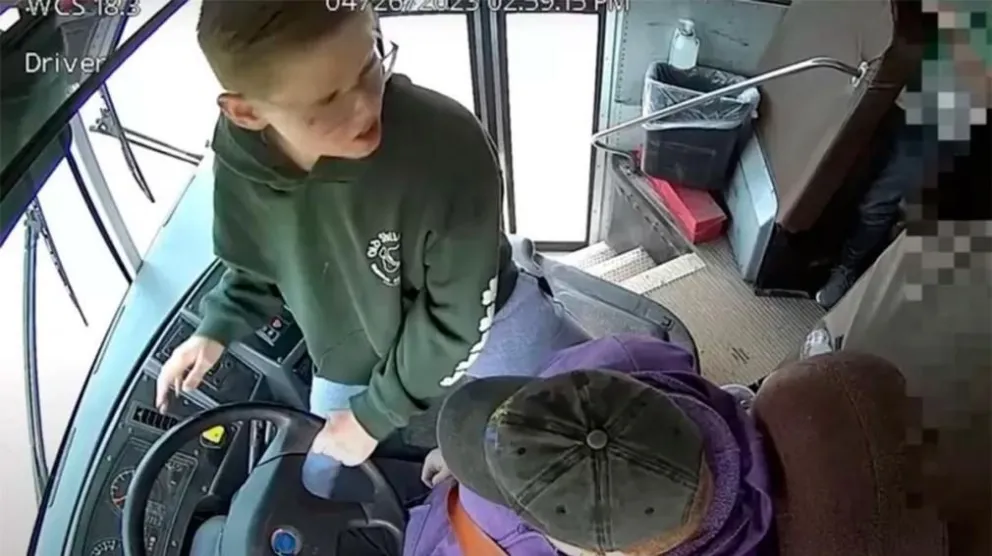 Video: se desmayó la conductora de un micro escolar y un niño evitó una tragedia al detener el vehículo