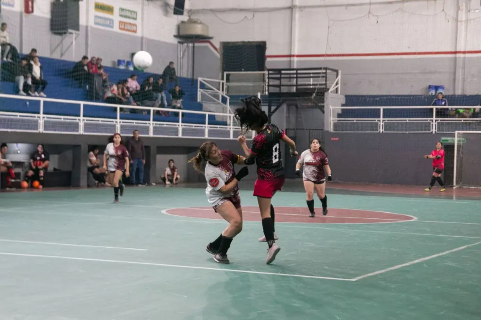 Las chicas del fútbol libre no tienen descanso