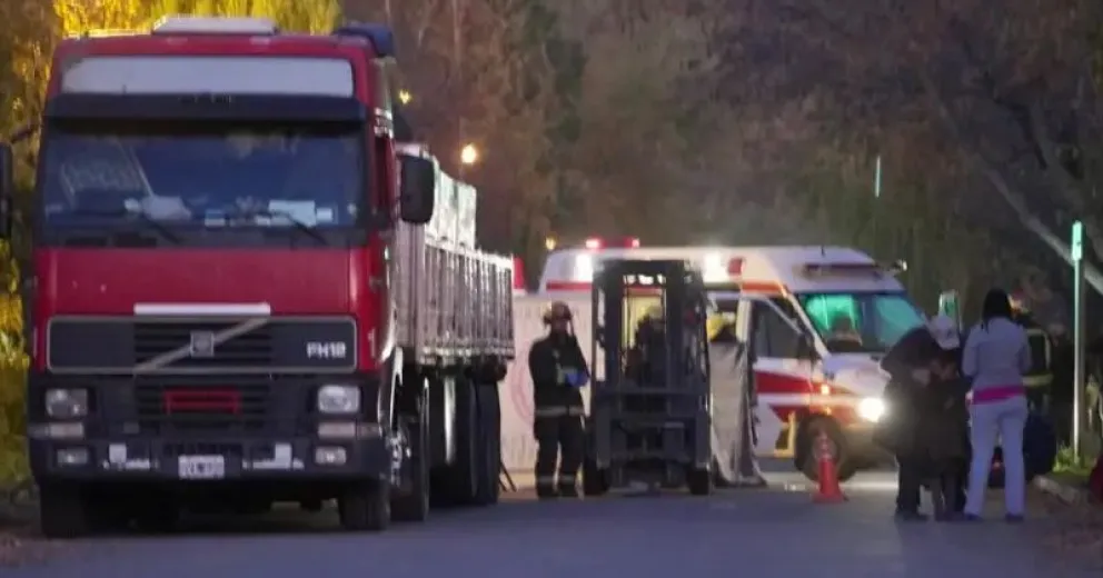 Un niño murió en un accidente mientras descargaban maderas