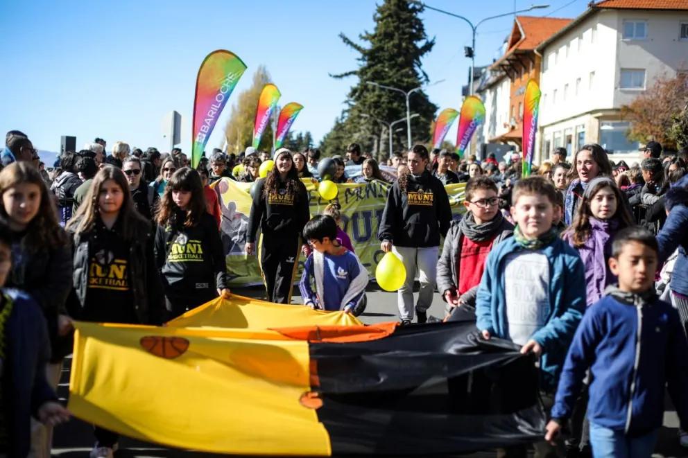 Mirá las fotos de un nuevo desfile por el cumple de Bariloche