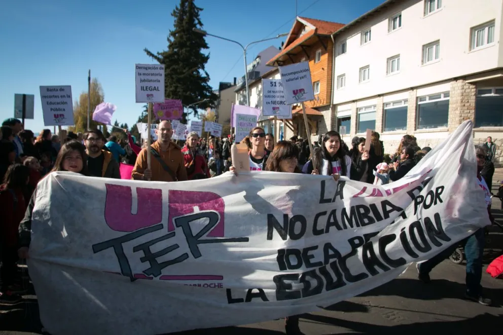 También hubo protestas durante el desfile por el aniversario de Bariloche
