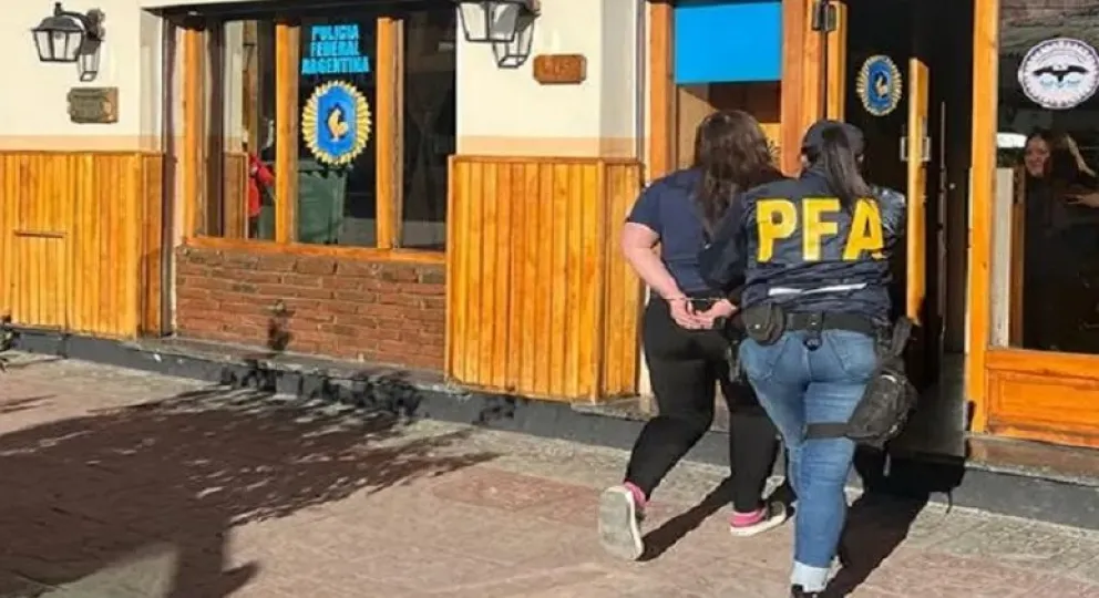 Detuvieron a una mujer que fue a retirar encomienda que contenía un kilo de marihuana 