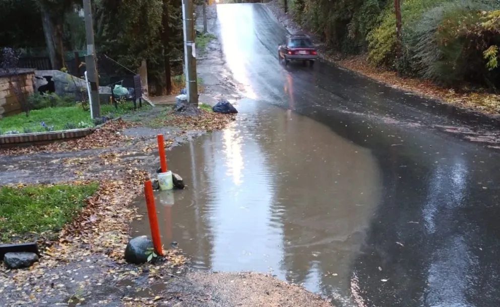 Volvió a llover y volvieron a aparecer las lagunas sobre la calle Nilpi 