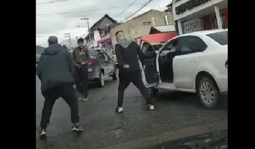 Se insultaron, detuvieron sus vehículos y se agarraron a piñas en plena Onelli