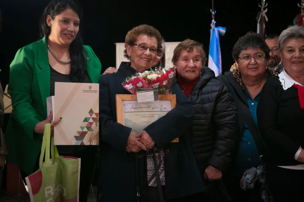 Juana Cuevas: una gran tejedora que fue portera en la escuela Antu Ruca