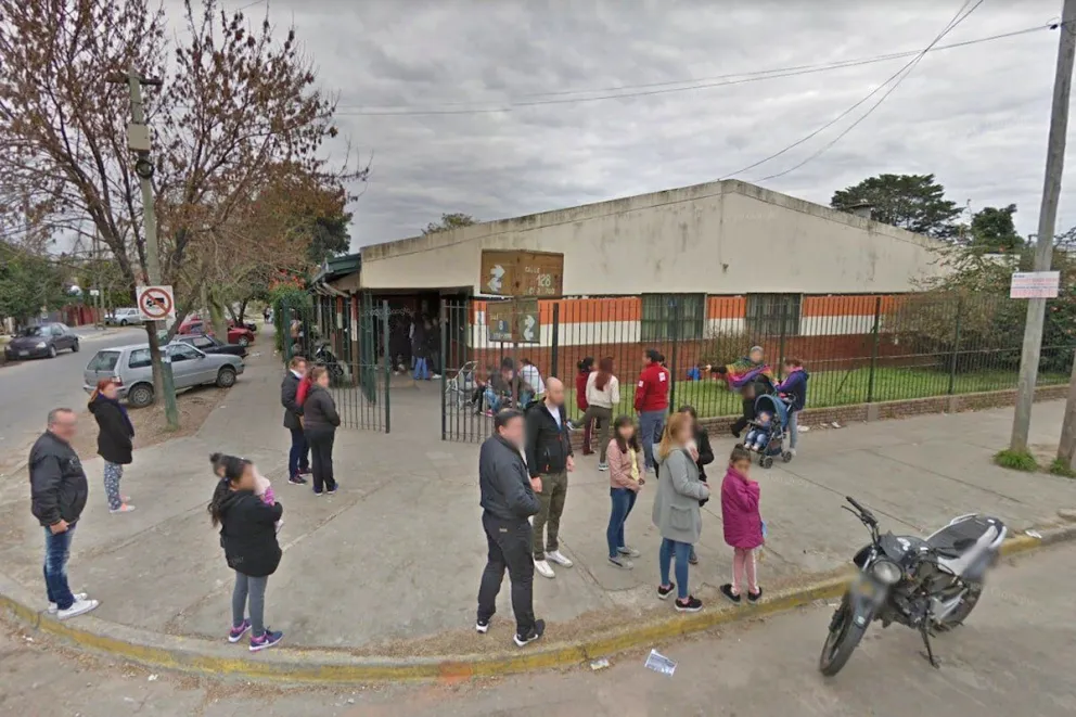 Un chico de 12 años llevó una pistola a la escuela y amenazó a sus compañeros