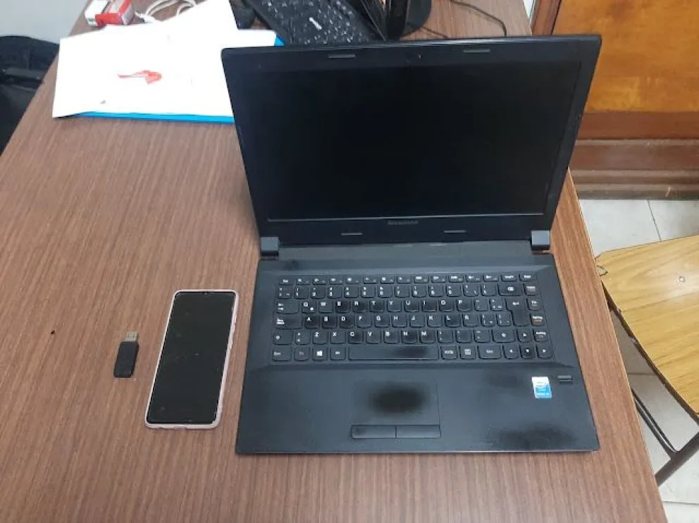 Dos delincuentes intentaron pagar un viaje en remís con una notebook robada