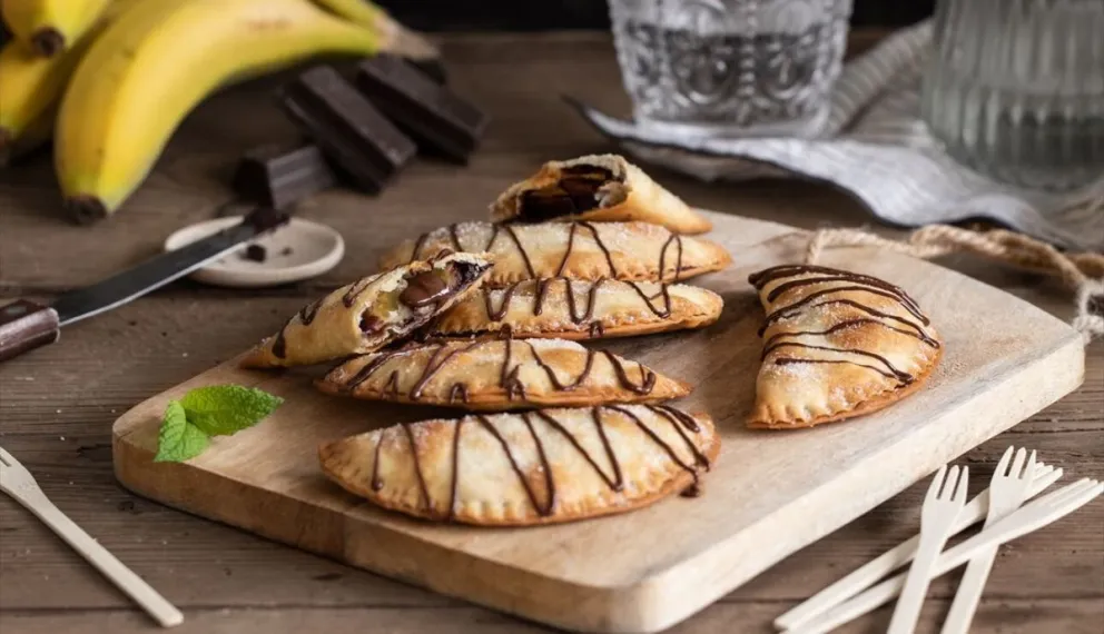 Un postre original: empanadas de frutas con chocolate