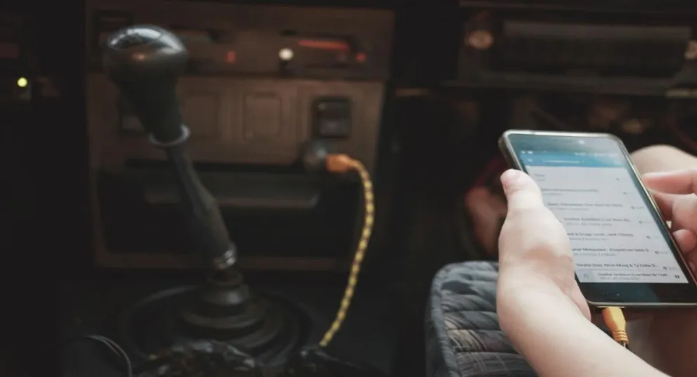 Duda frecuente: ¿Conviene cargar el celular en el auto? 