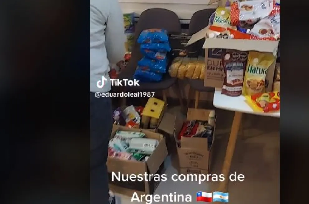 Un tiktokero de Chile mostró las compras que hizo en Bariloche: "Tenemos para más de un año"