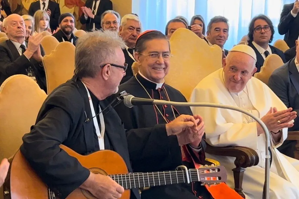 Video: León Gieco cantó "Solo le pido a Dios" en el Vaticano y emocionó al papa Francisco