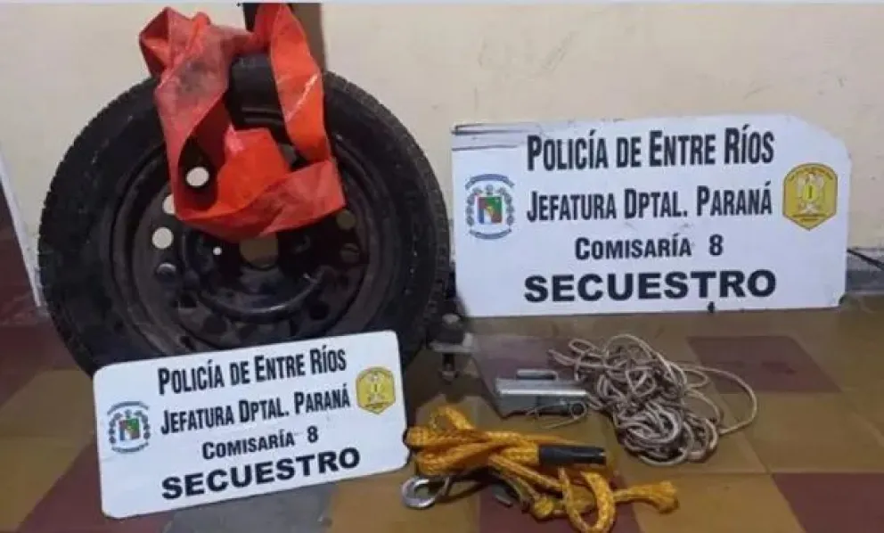 Robó una rueda y varias pertenencias con dos amigos y su madre los entregó a la policía 