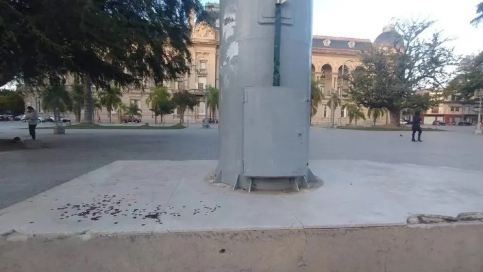 Trágico: un policía izaba la bandera, se le trabó la mano y tuvieron que amputarle dos dedos