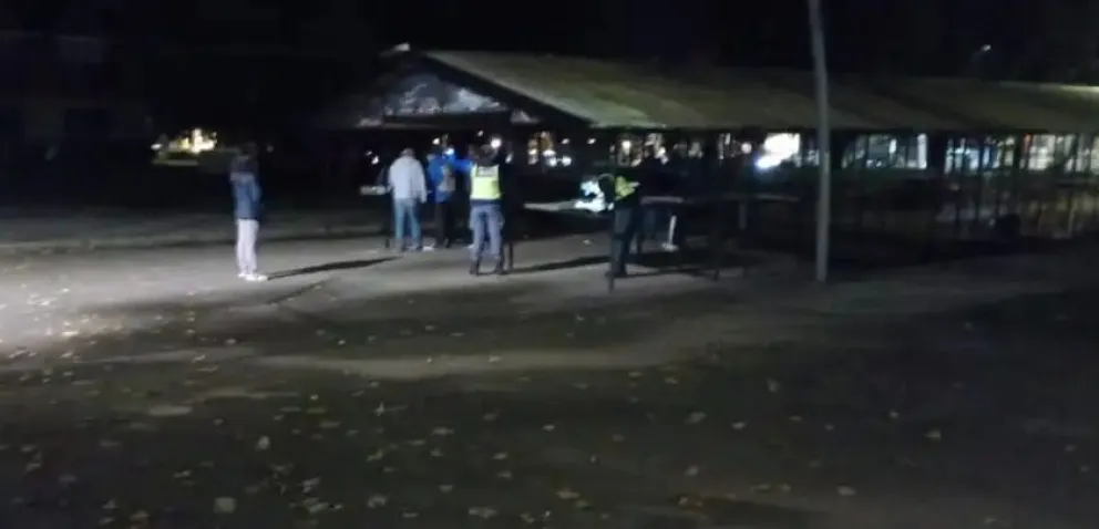 Demoraron a un hombre que vendía droga en la plaza de los artesanos 