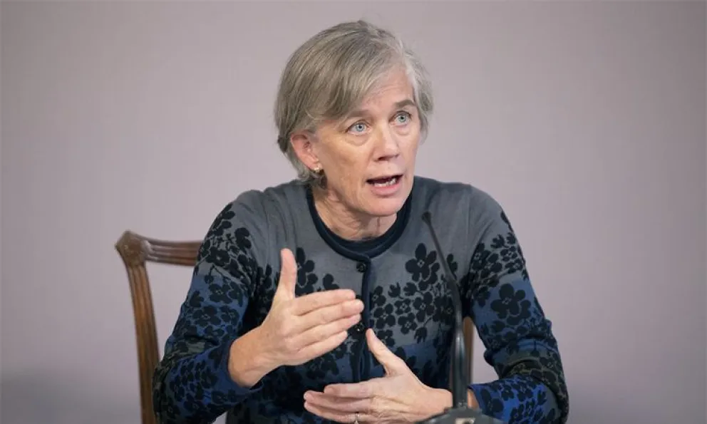 Angela McLean: Algunos tienen coronita, ella debe trabajar para impulsar la ciencia