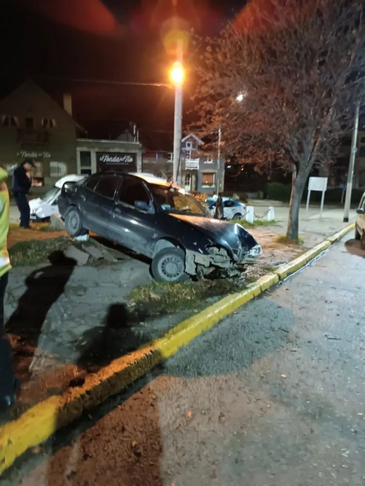 En estado de ebriedad perdió el control del auto y lo destruyó contra un árbol en plaza España