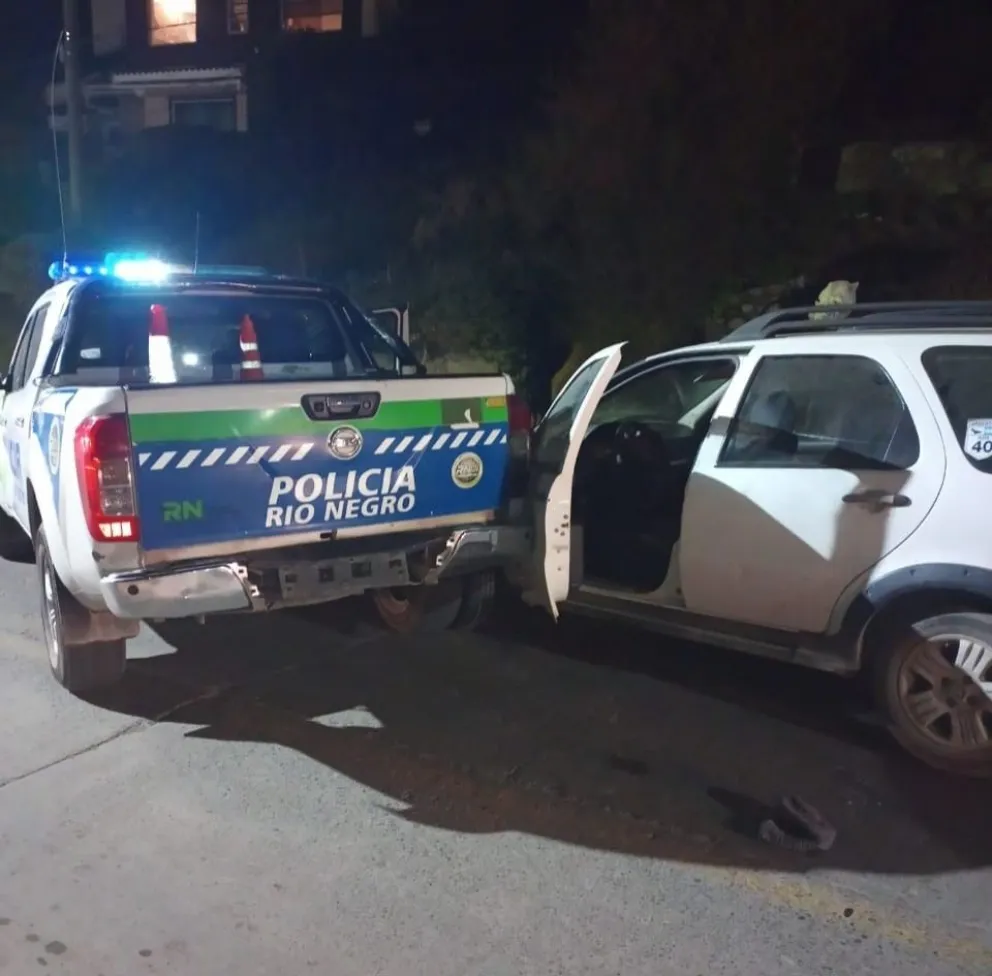 Estaba casi inconsciente por el alcohol e igual manejaba: "frenó" contra un patrullero