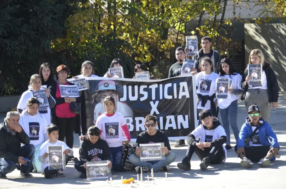 Familiares y amigos de Braian Quinchagual se reunieron en el estacionamiento donde fue asesinado