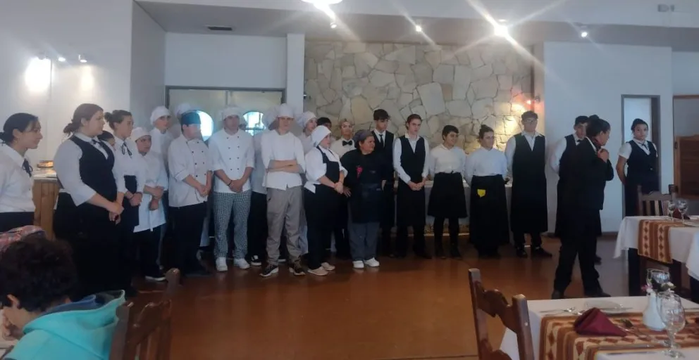 Estudiantes del CET 25 brindaron un almuerzo a sus familiares