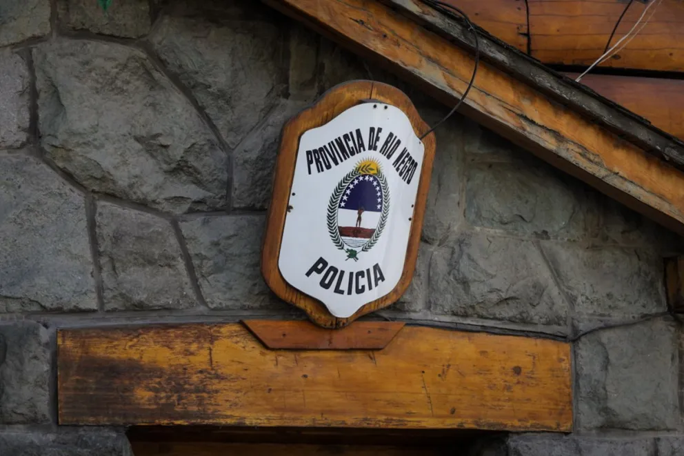 Robaron camperas y se las pusieron para ir a la comisaría: terminaron presos