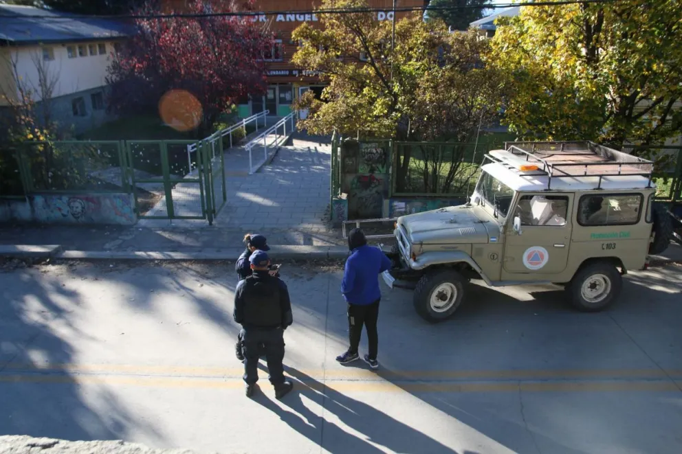 Secuestraron un teléfono celular durante un allanamiento en el barrio El Frutillar