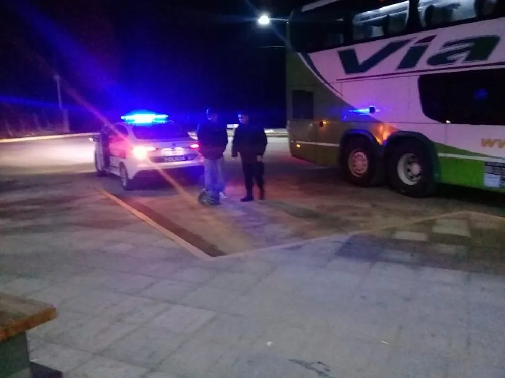 Iban tomando alcohol en un micro de larga distancia y los bajaron a mitad de camino