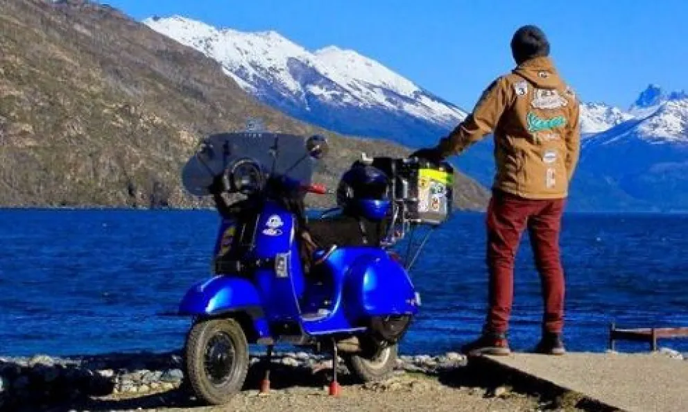 Viajó por las rutas para conocer el sur y hoy trabaja en la construcción para recuperar las cosas que le robaron 