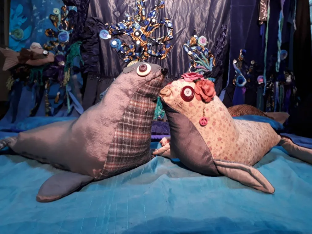 Gatos curiosos, lobitos de mar, sueños y tesoros en el arranque titiritero