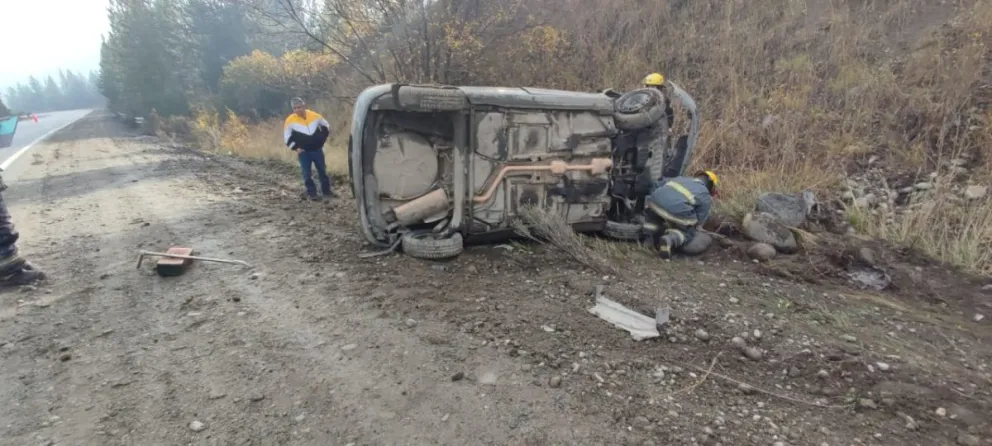 Un vehículo volcó en el ingreso a El Bolsón