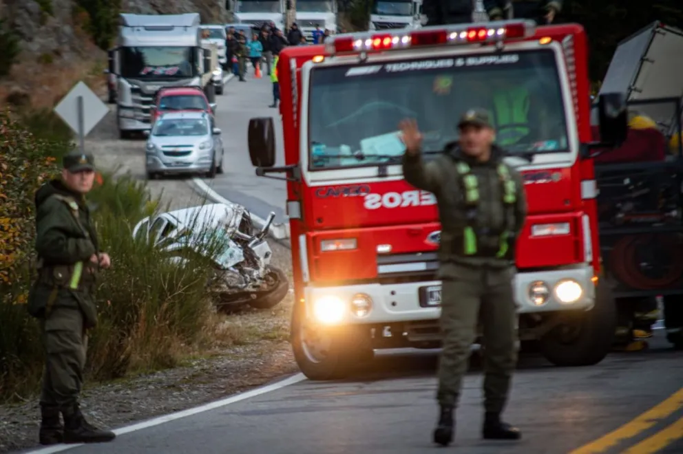 Lograron sacar el techo del Corsa, extrajeron el cuerpo y confirmaron que hay una sola víctima fatal