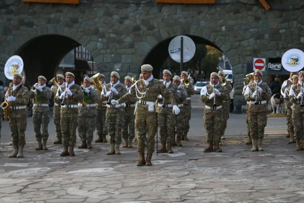 La Escuela Militar de Montaña en otro acto en la ciudad. Foto Archivo Euge Neme 