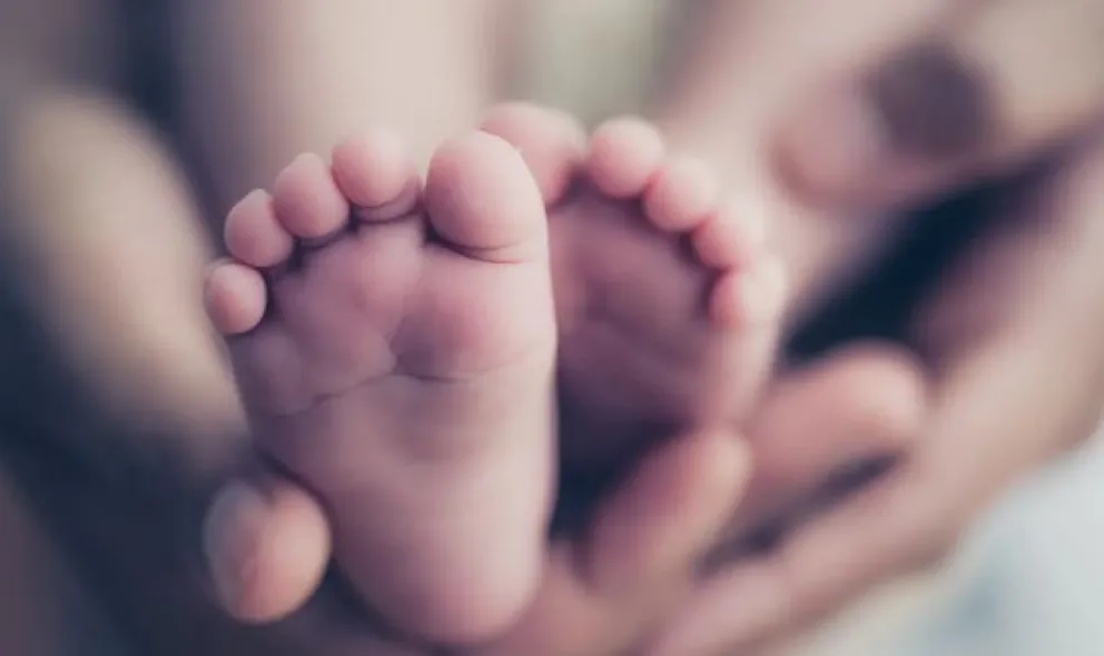 Dejó a su bebé de cinco meses con la niñera y cuando volvió tenía fracturado el cráneo