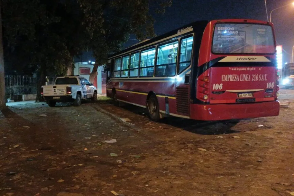 Un pasajero noqueó de una trompada a un colectivero por un insólito motivo 