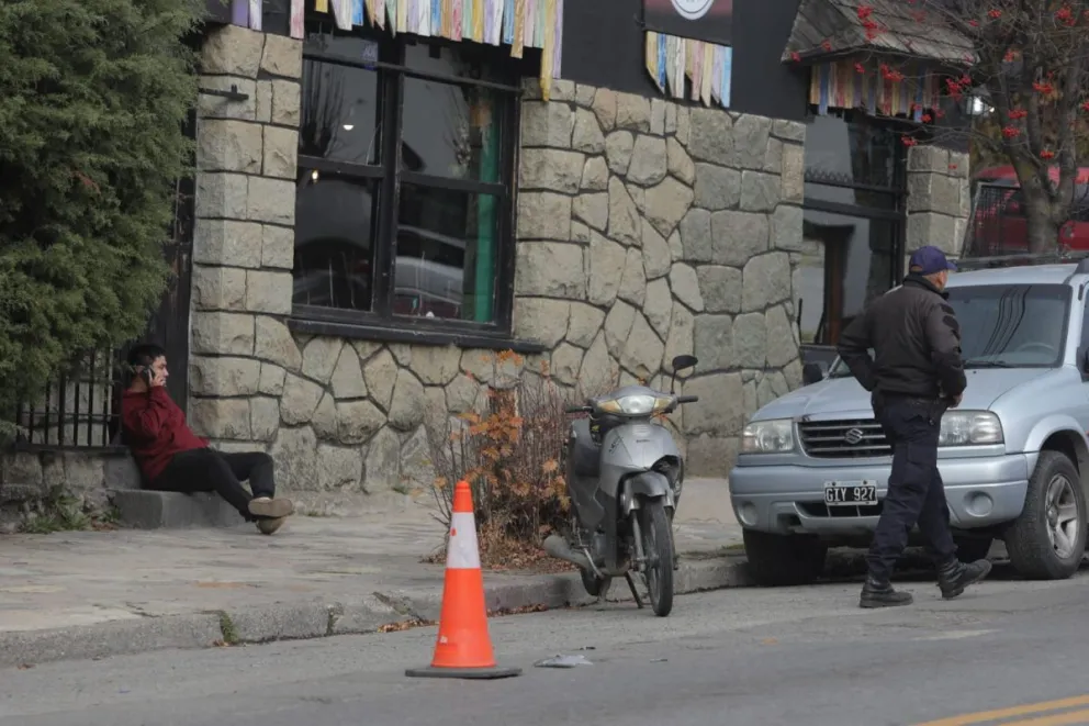 Motociclista chocó desde atrás a un auto que estaba detenido por el semáforo