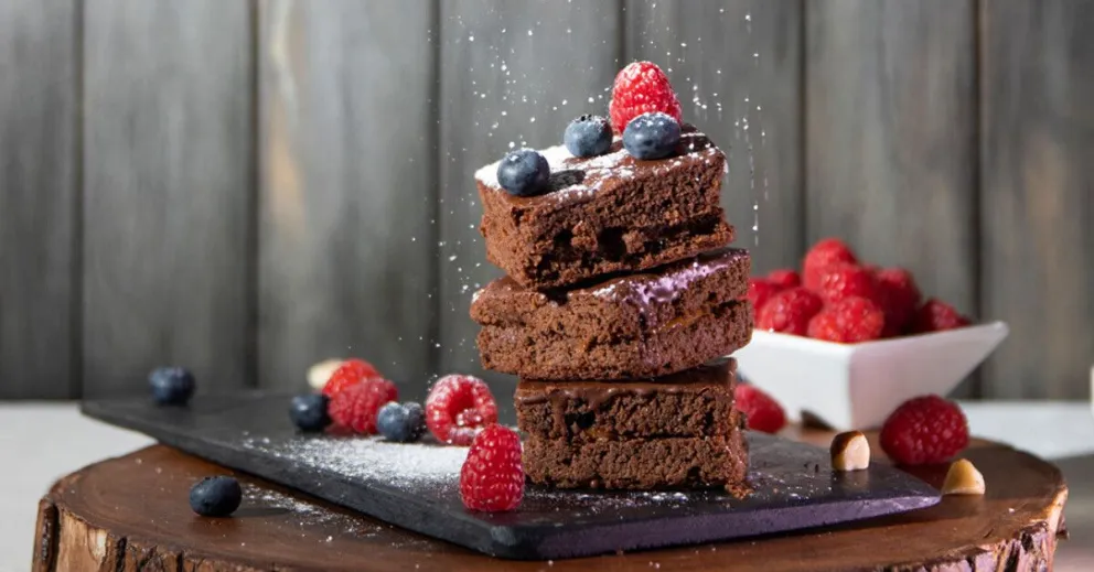 ¡Una bomba! Hacé cuadrados de chocolate y frutos rojos