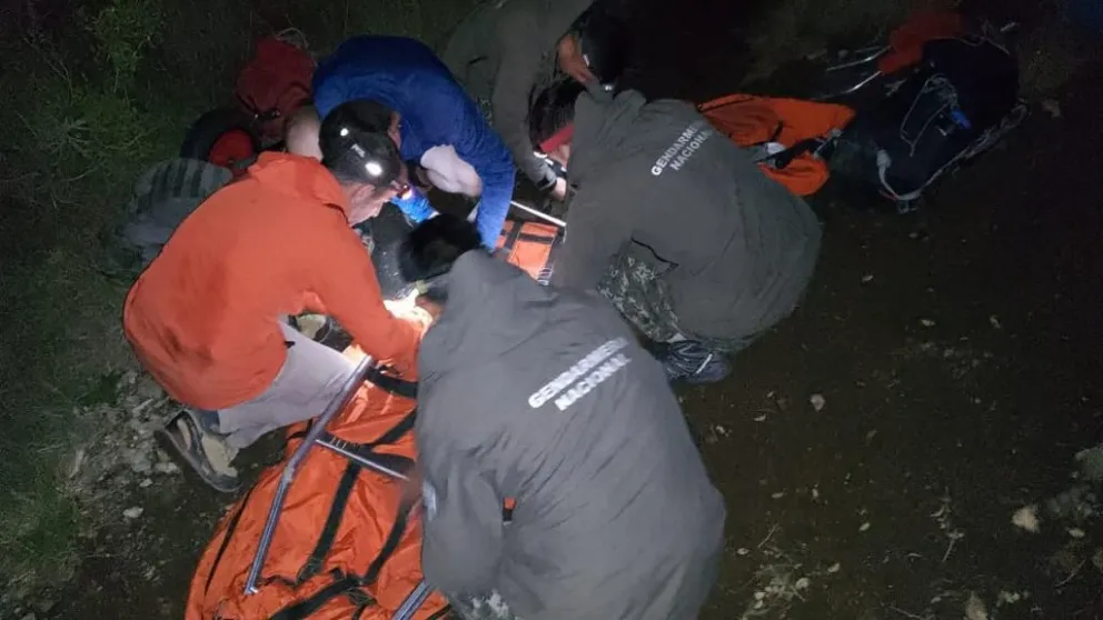 Rescataron a un hombre que se lastimó el tobillo en el sendero a refugio Frey