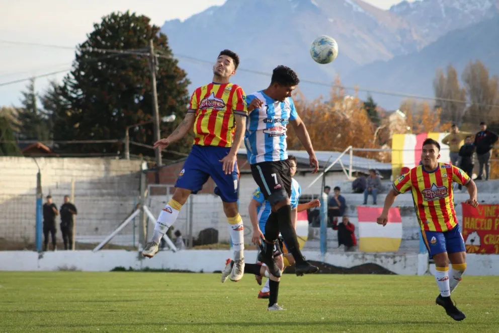 Estudiantes sacó ventaja y Cruz del Sur y Alas terminaron 0 a 0