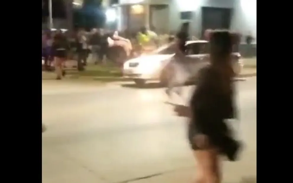 Video: atropelló a una joven tras huir de una pelea a la salida de un boliche