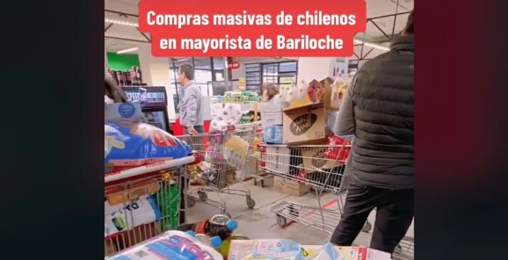 Vienen, compran y se van: Video expone las nuevas técnicas de compras de los chilenos en la ciudad 