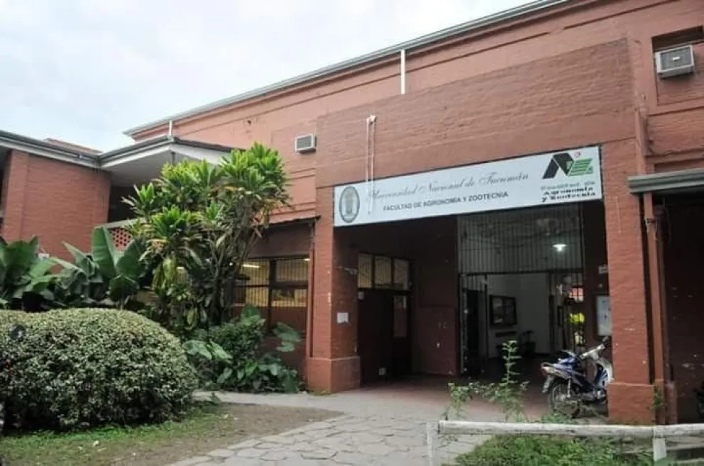 Susto en una facultad: un joven entró armado, amenazó con disparar y dejó sobre con balas a sus profesores