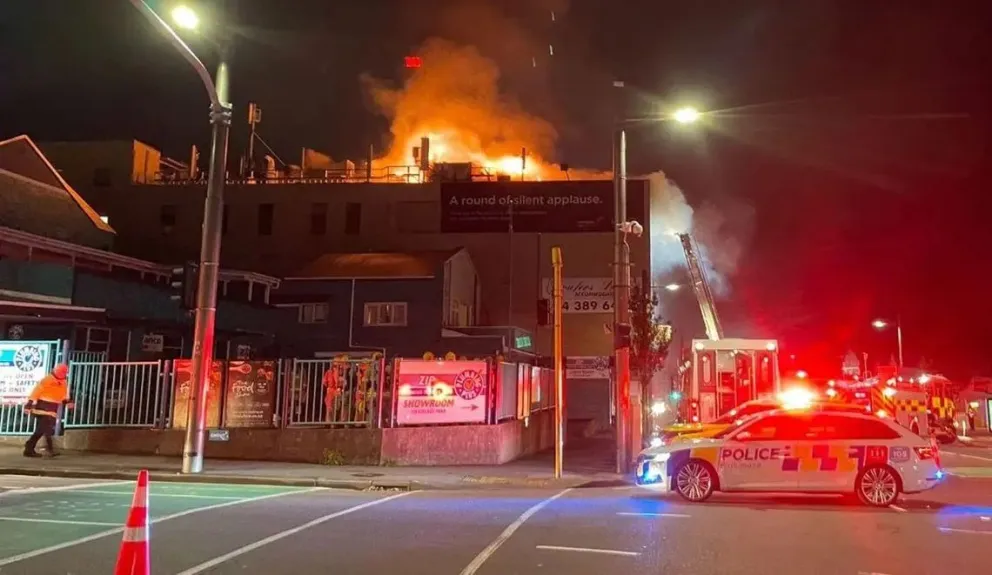 Nueva Zelanda: 52 personas fueron rescatadas tras el incendio de un hostel y hay 6 muertos
