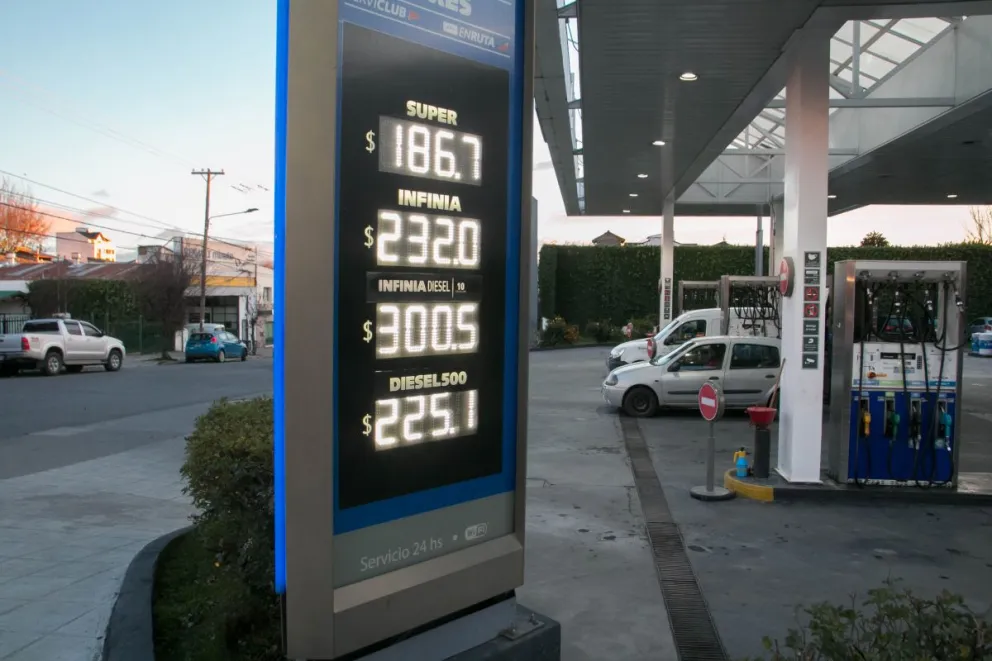 Comenzó a regir en Bariloche el nuevo aumento de nafta y gasoil