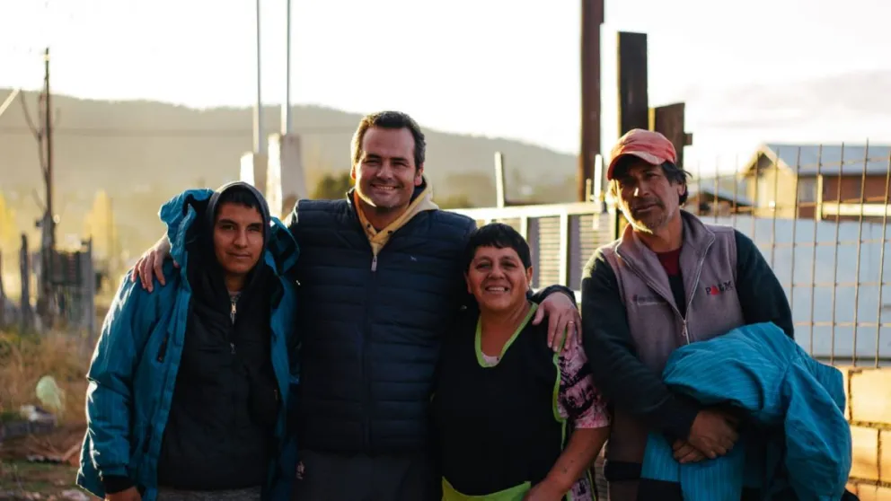 Vecinos del Nahuel Hue recibieron camperas de abrigo
